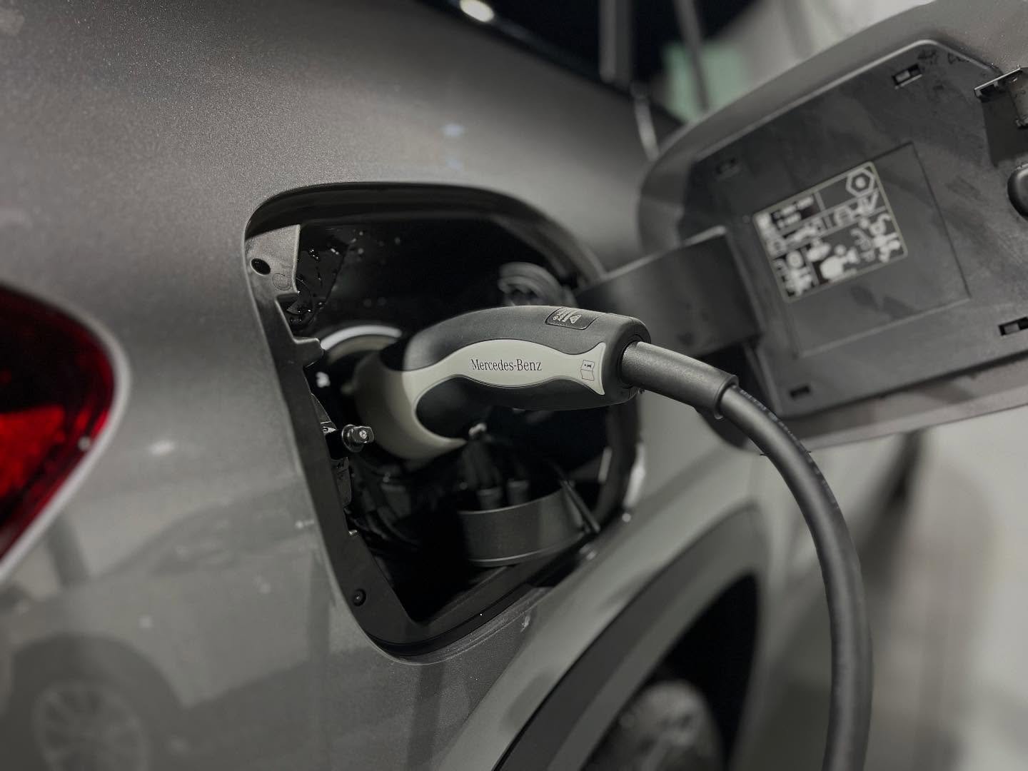 MERCEDES-BENZ GLA 250e AMG