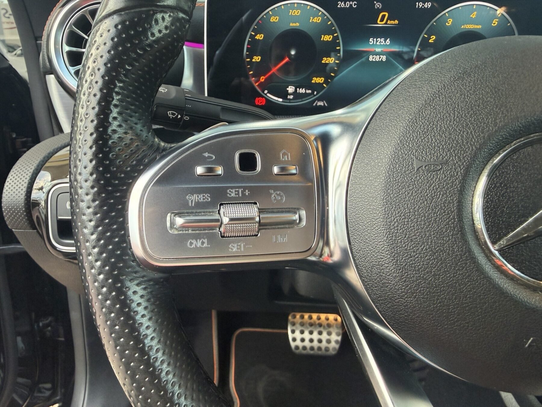 MERCEDES-BENZ CLA Orange Art Edition