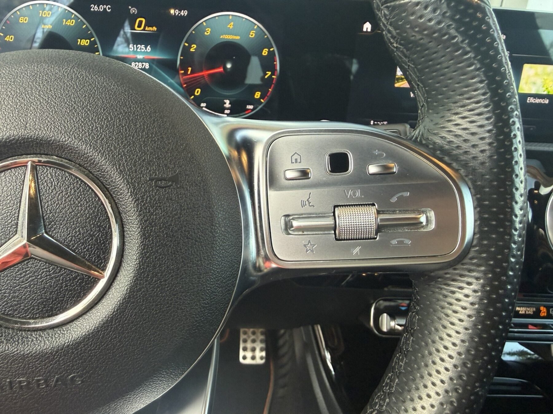 MERCEDES-BENZ CLA Orange Art Edition
